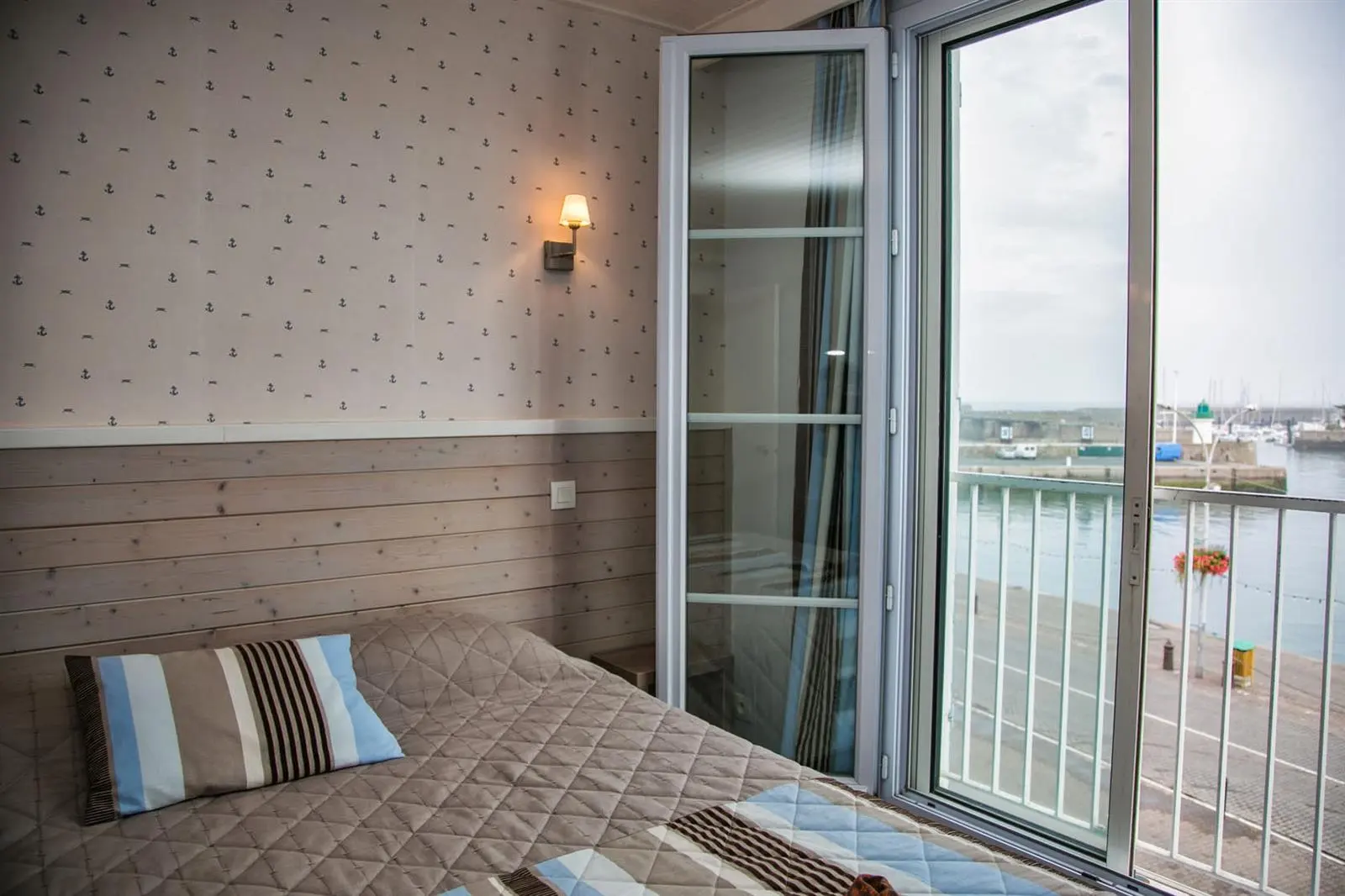 Chambre à deux lits, fenêtre sur la mer