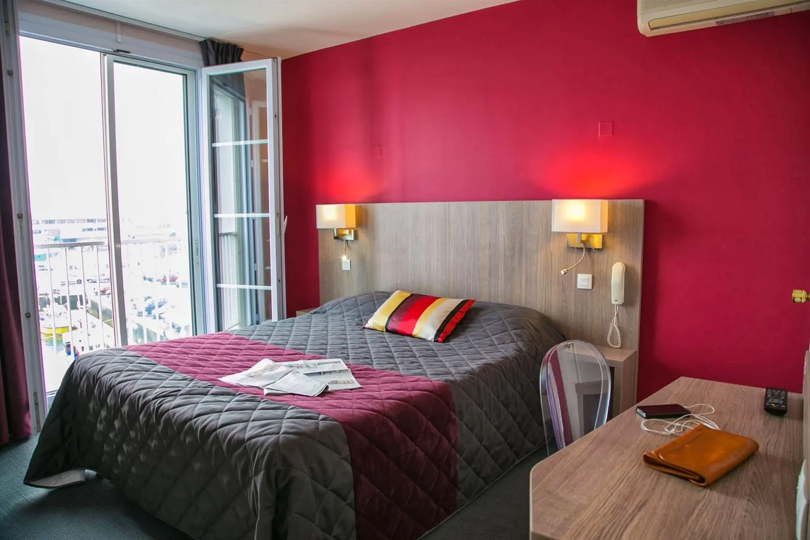 Chambre aux boiseries claires