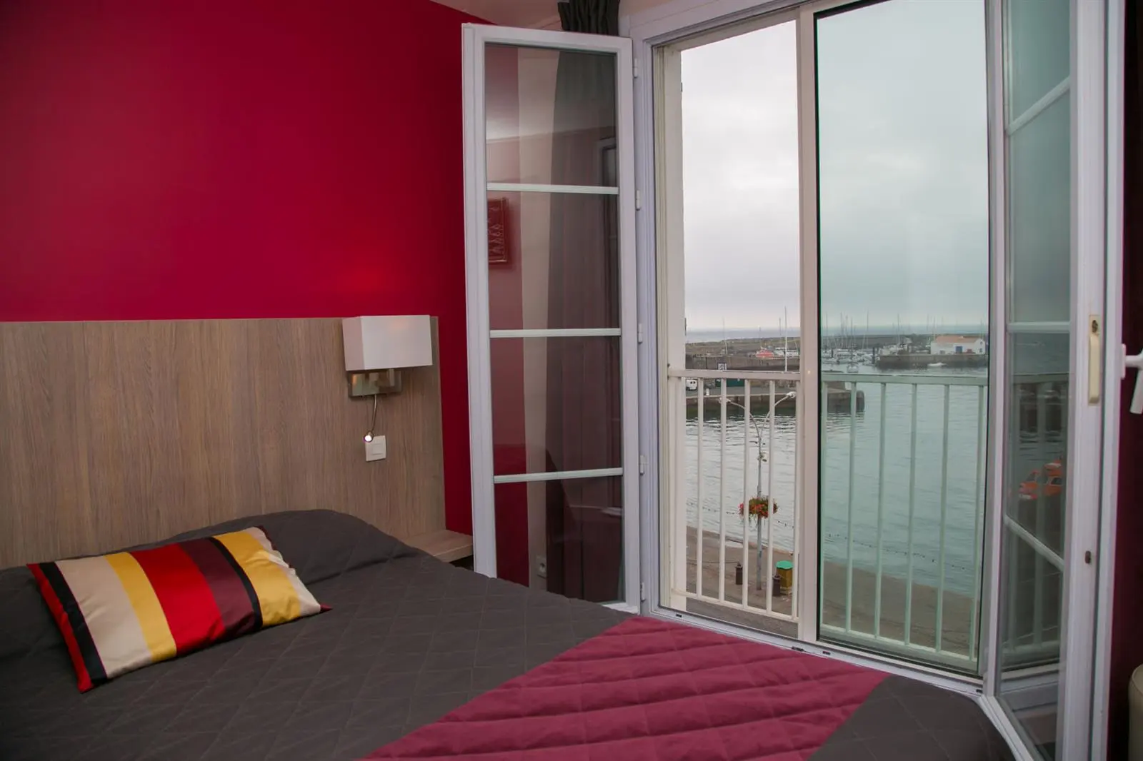 Chambre avec porte-fenêtre sur le port