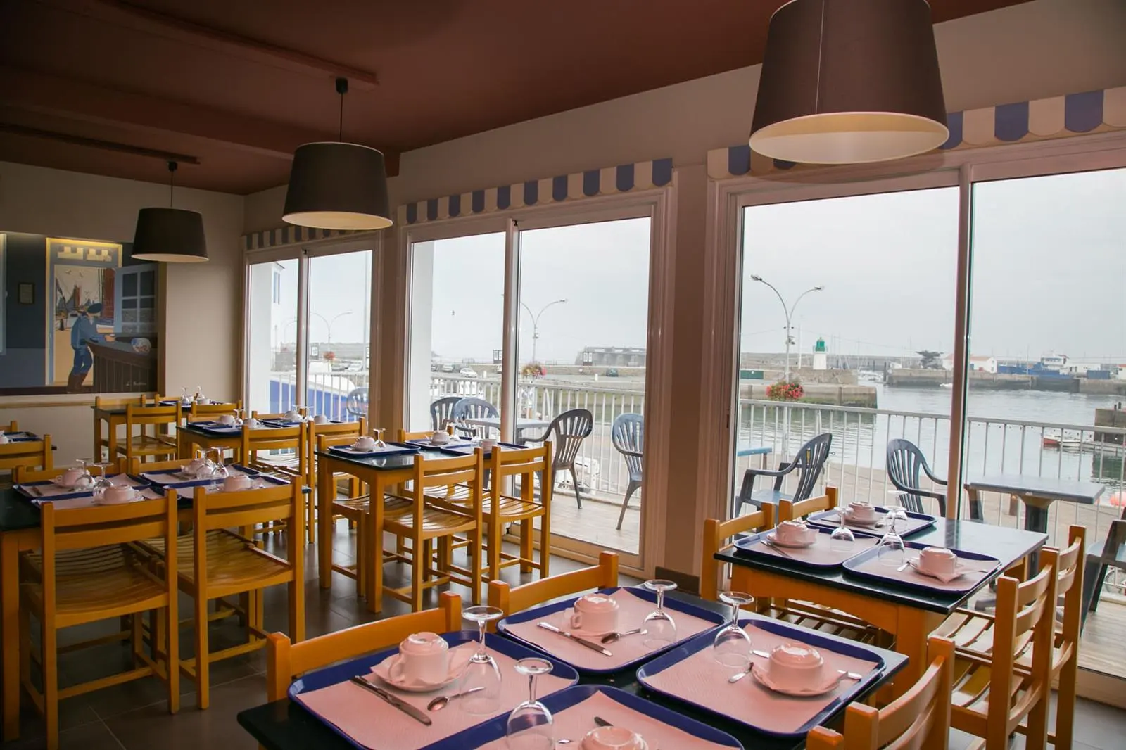 Salle du petit-déjeuner avec vue sur le port
