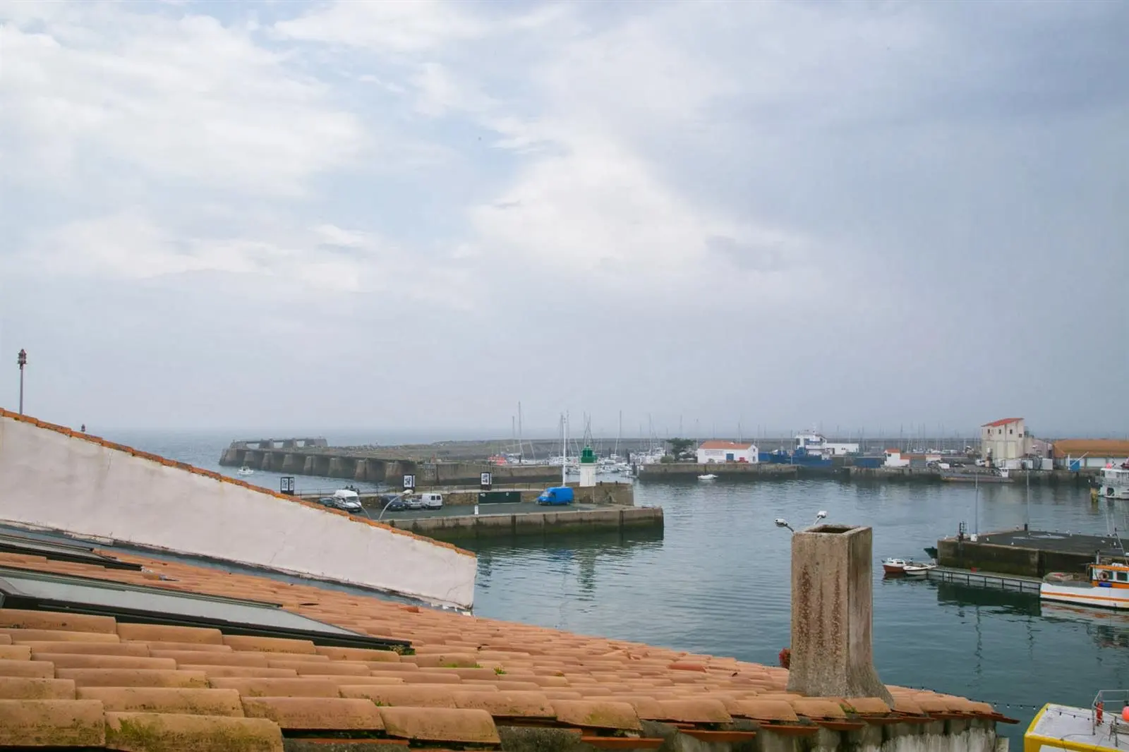 Vue sur le port de Port-Joinville depuis les toits