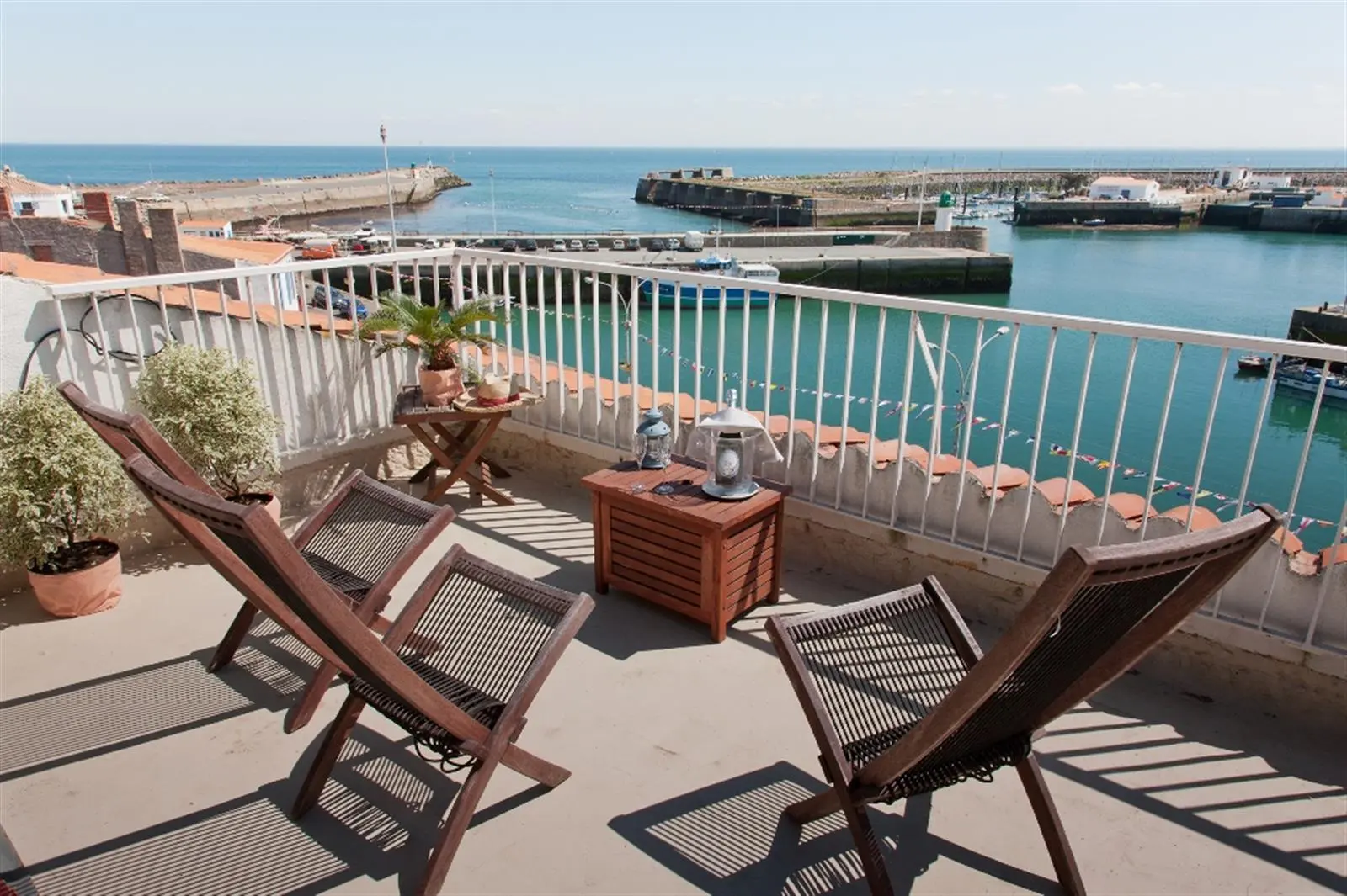 Terrasse avec transats face au port